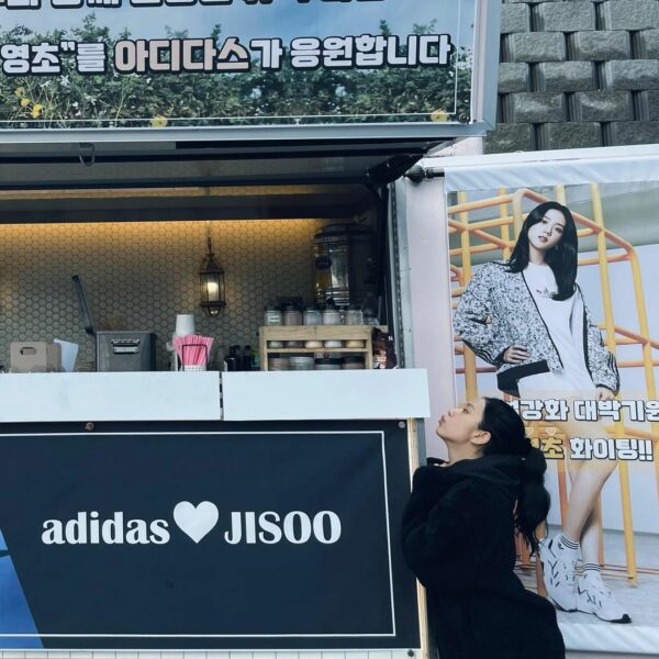 우리 의리의 @adidas 팀
겨울에 촬영 시작하자마자 보내주신 #아디다스후리스 덕분에 우리 설강화 모든 스텝 함께 따뜻하게 촬영했어요 오늘 …