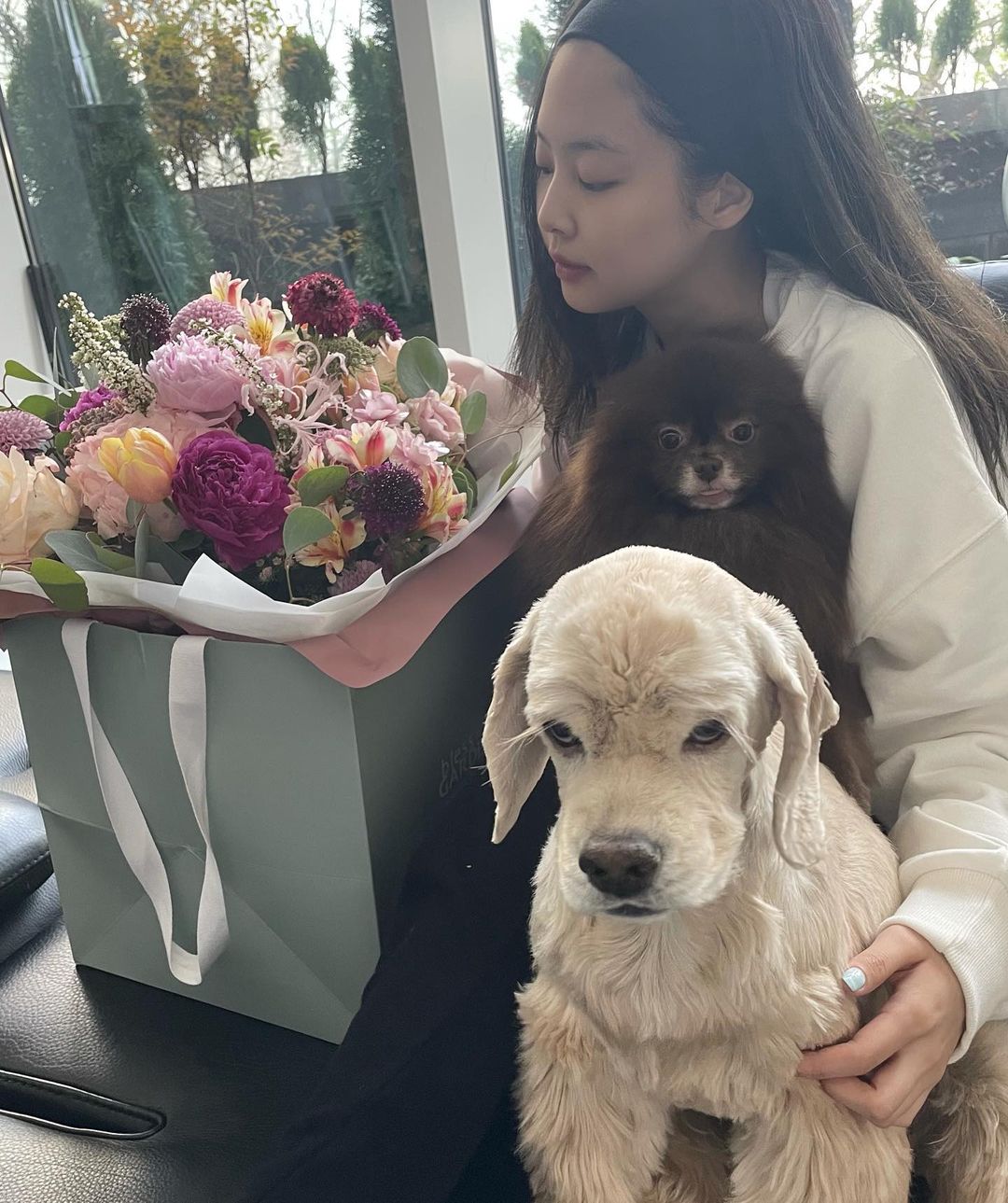 Cute pic of me and dogs taken by mum  Flowers from my @dashingdiva_official team…