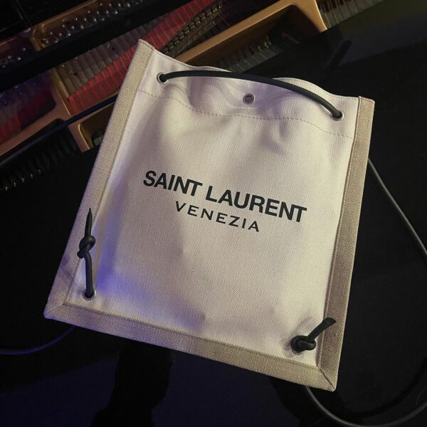 Saint Laurent @ysl
Men’s Spring Summer 22 Show by @anthonyvaccarello
JULY 14th
8…