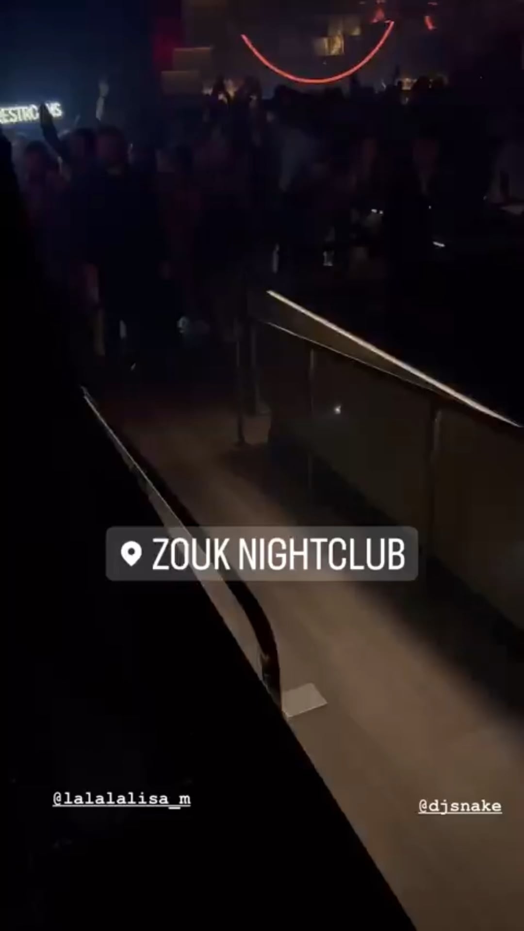 230819 Lisa spotted at DJ Snake’s set @ Zouk Nightclub Resort’s World Las Vegas