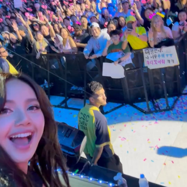 230826 Lisa took a vid using a Blink’s phone @ BLACKPINK WORLD TOUR [BORN PINK] Los Angeles Encore