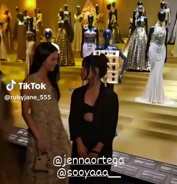 230927 Jisoo interacting with Jenna Ortega