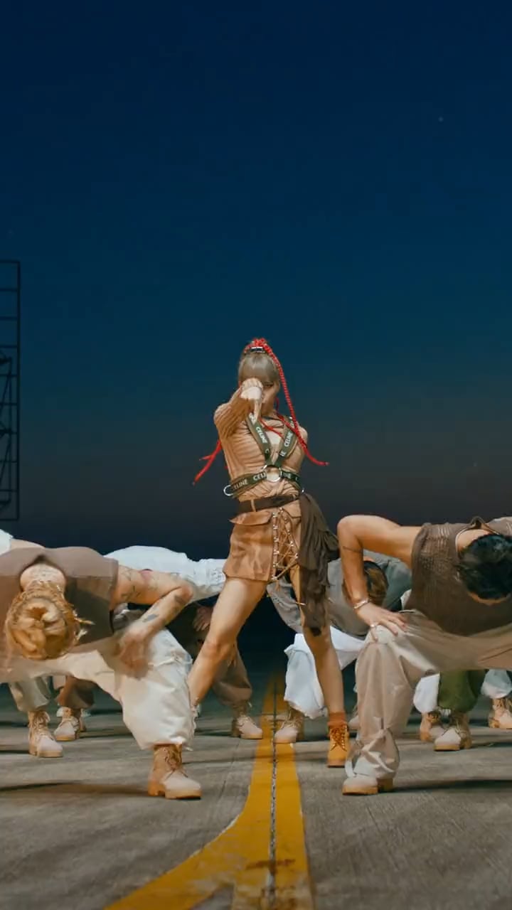 230919 LISA - ‘MONEY’ EXCLUSIVE PERFORMANCE VIDEO hits 900 MILLION VIEWS on Youtube!