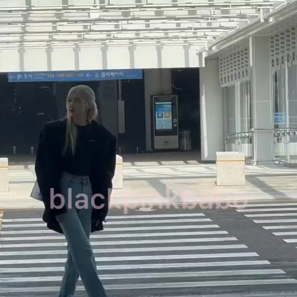 230923 Rosé @ Incheon International Airport (Departure to Paris)