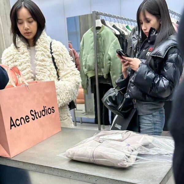 20240112 Lisa and Mina from Twice were seen shopping together