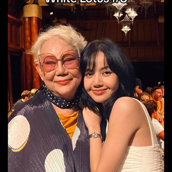 240226 Lisa w/ with Patravadi Mejudhon (Veteran Thai Actress) behind the scenes for ‘White Lotus S3’