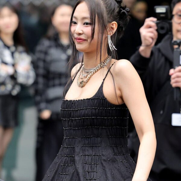 240305 Jennie at Chanel Womenswear Fall/Winter 2024-2025 show as part of Paris Fashion Week [Getty Images]