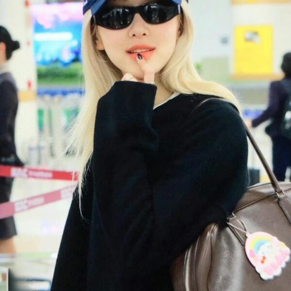 240413 Rosé @ Gimpo International Airport (Arrival from Tokyo)
