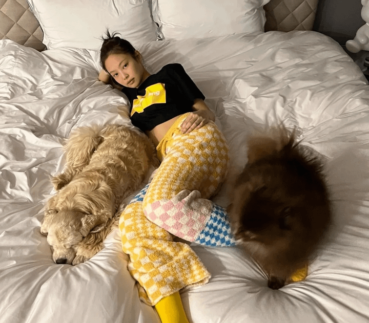 Jennie😊is in home relaxing time with pet dogs!