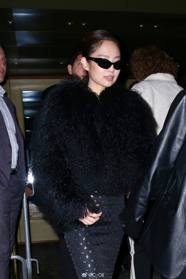 240507 Jennie arriving at her hotel after the Met Gala After Party