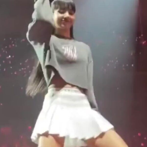 Lisa always loves giving fanservice 🍑.... That cute smile kills me at the end