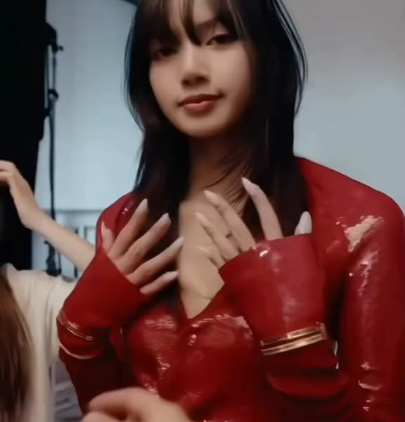 240812 | Lisa x Elle Magazine cover behind the scenes