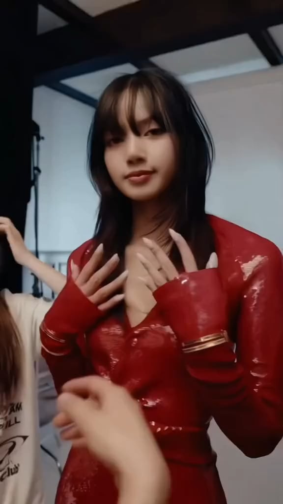 240812 | Lisa x Elle Magazine cover behind the scenes