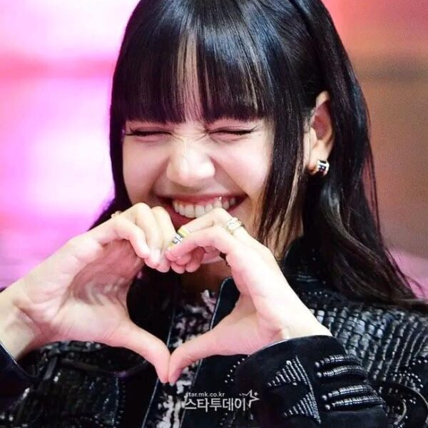 Hearts and smiles from Lalisa Manoban