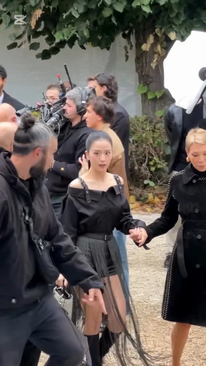 240924 Jisoo @ DIOR Paris Fashion Week