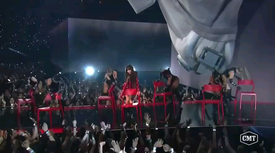 240912 Lisa performs 'New Woman' at the VMAs