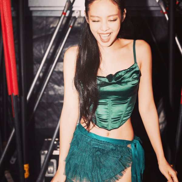 Jennie You and Me performance outfits