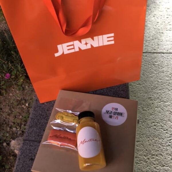 241011 A list of gifts from JENNIE during Mantra prerecording in M Countdown