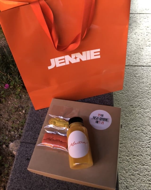 241011 A list of gifts from JENNIE during Mantra prerecording in M Countdown