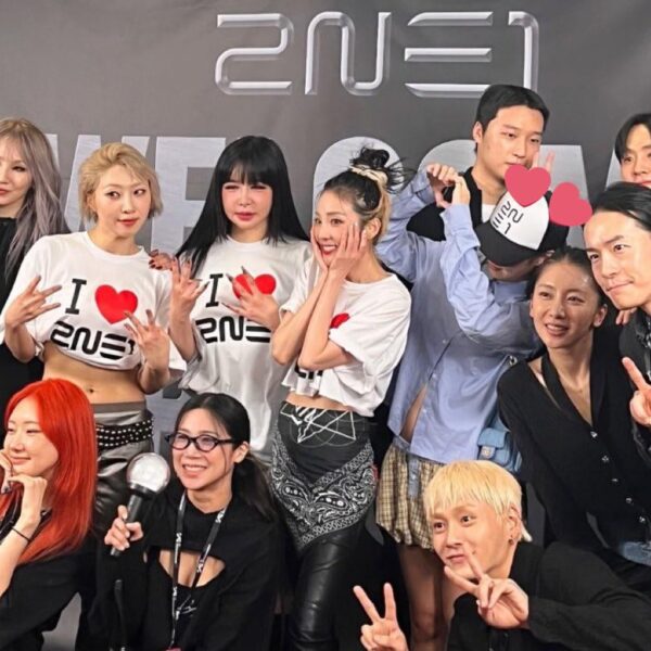 241006 Jennie w/ 2NE1 and YG family @ 2NE1’s Welcome Back Concert in Seoul