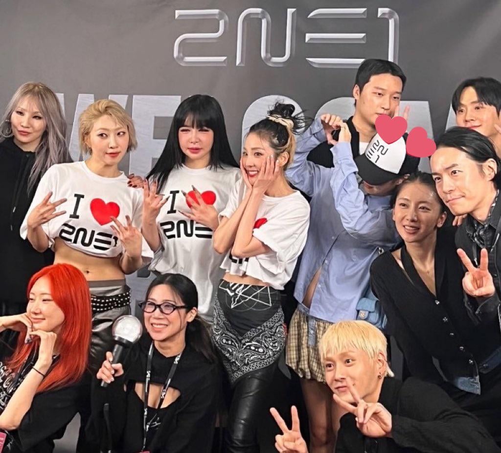 241006 Jennie w/ 2NE1 and YG family @ 2NE1’s Welcome Back Concert in Seoul