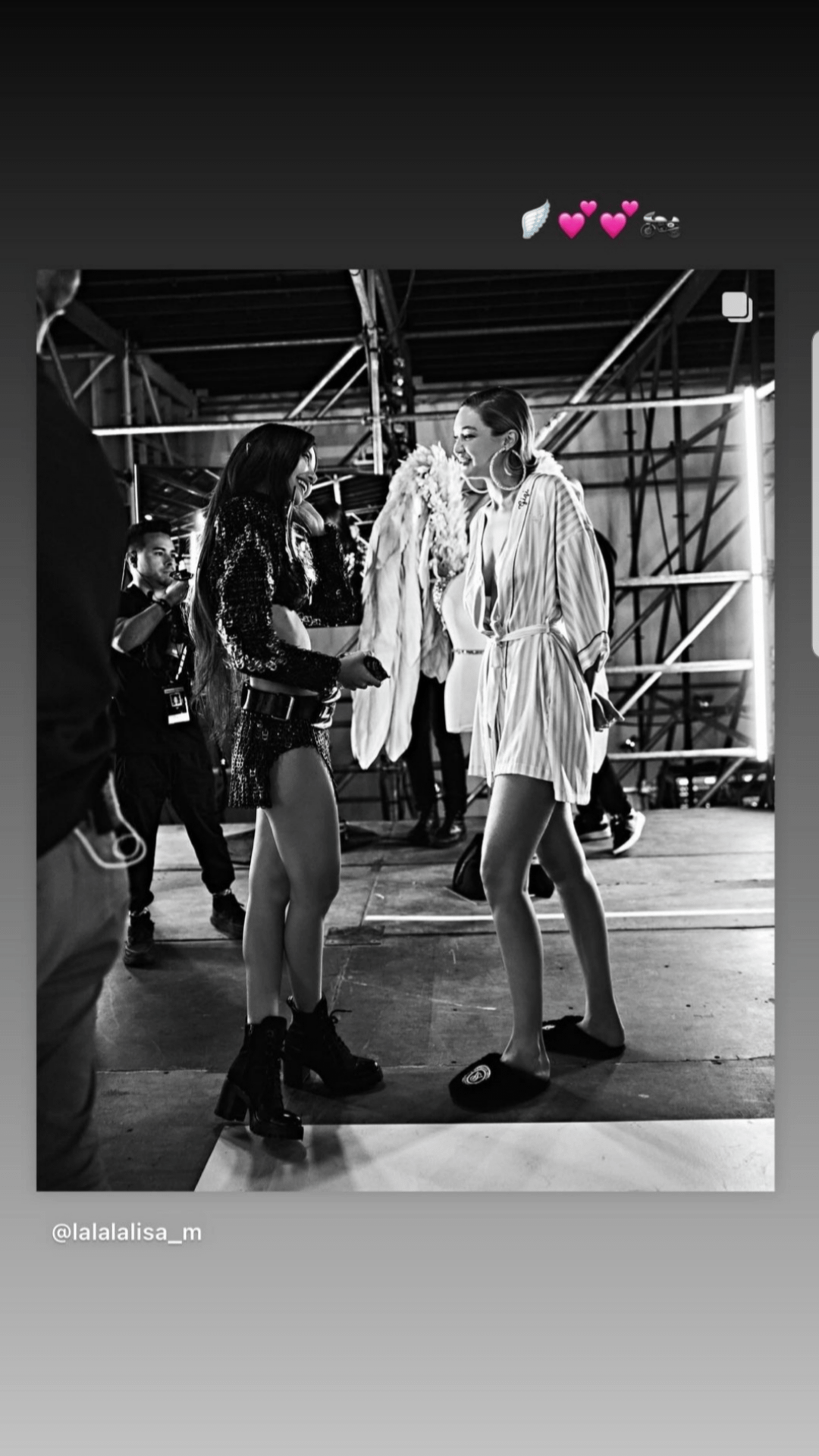 241017 gigihadid IG story update w/ Lisa